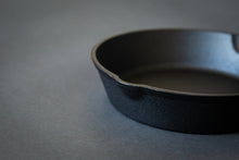 Cargar imagen en el visor de la galería, SARTÉN DE FIERRO FUNDIDO Mr.W