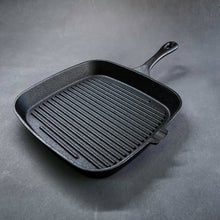 Cargar imagen en el visor de la galería, SARTEN GRILL CUADRADO FIERRO FUNDIDO Mr.W