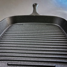 Cargar imagen en el visor de la galería, SARTEN GRILL CUADRADO FIERRO FUNDIDO Mr.W