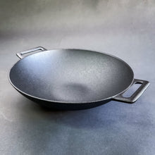 Cargar imagen en el visor de la galería, WOK FIERRO FUNDIDO + TAPA MADERA Mr.W