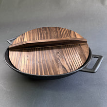 Cargar imagen en el visor de la galería, WOK FIERRO FUNDIDO + TAPA MADERA Mr.W