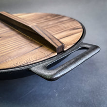 Cargar imagen en el visor de la galería, WOK FIERRO FUNDIDO + TAPA MADERA Mr.W