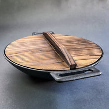 Cargar imagen en el visor de la galería, WOK FIERRO FUNDIDO + TAPA MADERA Mr.W
