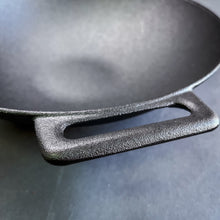 Cargar imagen en el visor de la galería, WOK FIERRO FUNDIDO + TAPA MADERA Mr.W