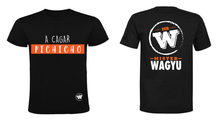 Cargar imagen en el visor de la galería, POLERA Mr.W &quot;A CAGAR PICHICHO&quot;
